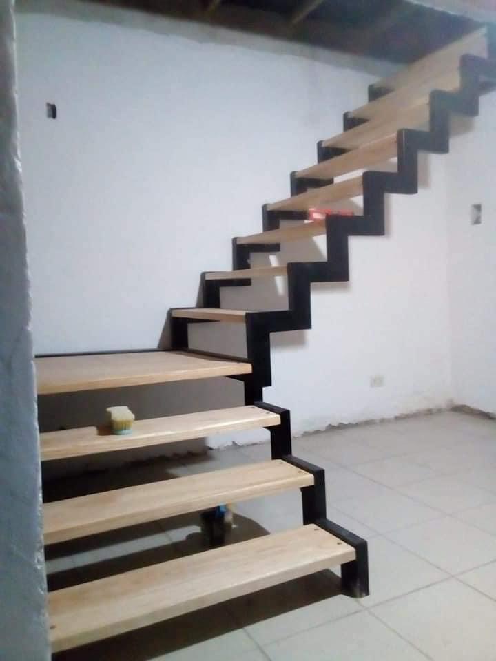 Escalera Flotante Minimalista